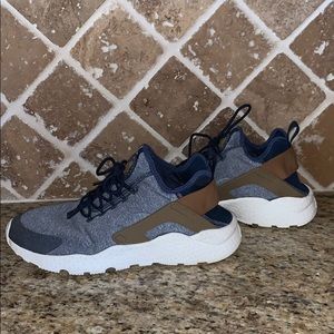 Nike women’s Huarache’s